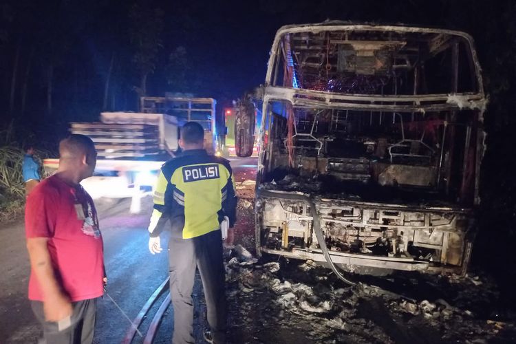 Kondisi bus pariwisata setelah ludes terbakar di Jalan Raya Babat-Jombang. Tepatnya masuk wilayah Desa Dradah Blumbang, Kecamatan Kedungpring, Lamongan, Jawa Timur, Rabu (23/11/2022).
