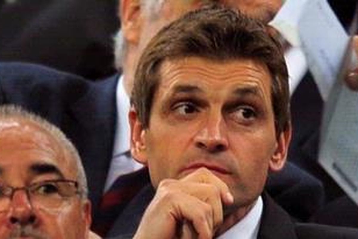 Pelatih Barcelona, Tito Vilanova, terlihat duduk di tribun penonton saat laga melawan Valencia dalam lanjutan Liga BBVA di Stadion Camp Nou, Minggu (2/9/2012). Barca akhirnya menang 1-0.
