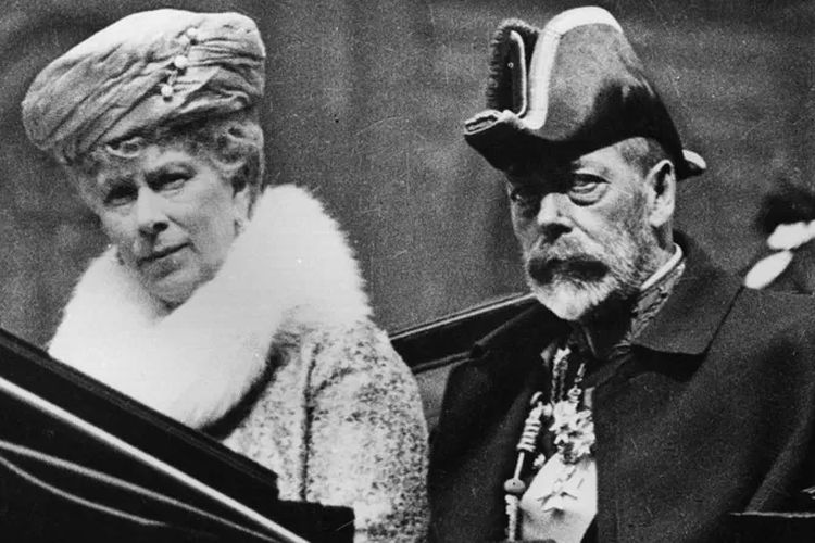 Raja George V pada 1917 mengeluarkan dekrit yang mengatur nama keluarga keturunan Ratu Victoria.