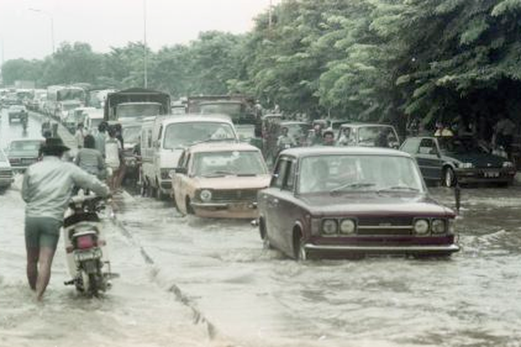 Macet Karena Banjir -- Jalan-jalan di Kawasan Grogol dan Pluit di daerah Penjaringan, Jakarta Utara, macet total pada Rabu siang, 16 Januari 1985, karena tergenang air yang merendam beberapa bagian Ibukota sejak Selasa akibat hujan yang mengguyur Jakarta. 