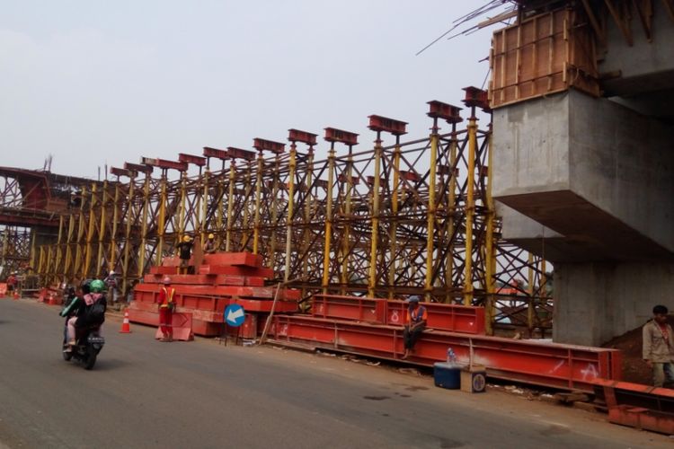 Kondisi terkini proyek pembangunan jembatan layang atau flyover di Cipinang Lontar, Jakarta Timur, Kamis (19/10/2017). Flyover Cipinang Lontar dibangun untuk menghilangkan pelintasan sebidang rel kereta yang menghubungkan Jalan Bekasi Raya dan Jalan Cipinang Jaya.