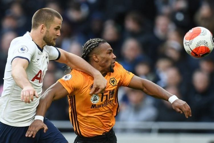 Eric Dier berebut bola dengan Adama Traore pada laga Tottenham Hotspur vs Wolves yang digelar di Tottenham Horspur Stadium, Minggu (1/3/2020).