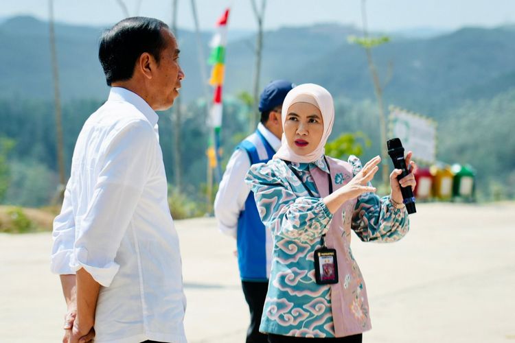 Direktur Utama PT Pertamina (Persero) Nicke Widyawati bersama Presiden Republik Indonesia Joko Widodo (Jokowi) di lokasi pembangunan IKN, Penajam Paser Utara, Kalimantan Timur, Jumat (22/9/2023). 
