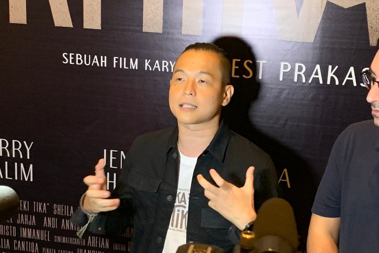 Sutradara Ernest Prakasa saat ditemui usai pemutaran perdana film Teka Teki Tika di Epicentrum XXI, Jakarta Selatan, Kamis (16/12/2021).