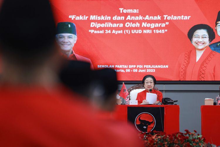 Ketua Umum PDI Perjuangan Megawati Soekarnoputri menyampaikan pidato dalam penutupan Rakernas III PDI Perjuangan di Jakarta, Kamis (8/6/2023). Rakernas III PDI Perjuangan menghasilkan 17 rekomendasi eksternal di antaranya mendukung pemerintahan Presiden Joko Widodo dalam memberantas kemiskinan ekstrim dan stunting, mewujudkan kedaulatan pangan dan energi, menginstruksikan kader untuk memenangkan Ganjar Pranowo dalam Pilpres 2024 serta mendorong Pemilu dan Pilpres berjalan jujur dan adil.