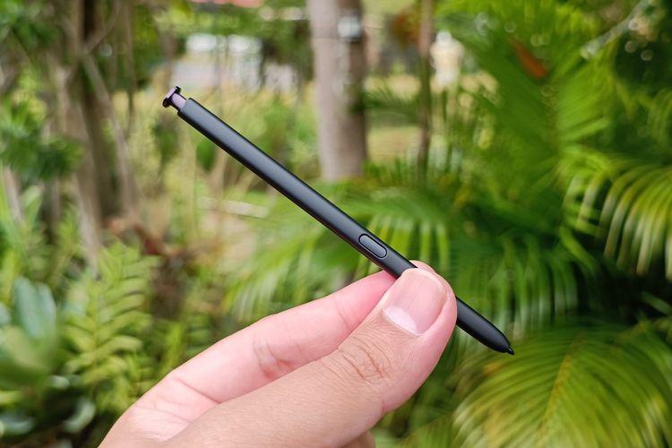 Tampilan S Pen Galaxy S22 Ultra yang dibekali dengan satu tombol aksi.