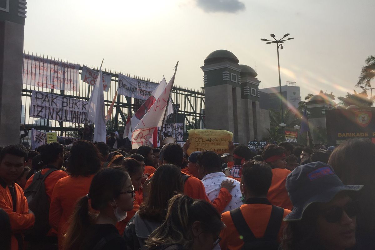 Kondisi Massa aksi di Depan Gedubg DPR RI, Jalan Gatot Subroto, Senin (23/9/2019).