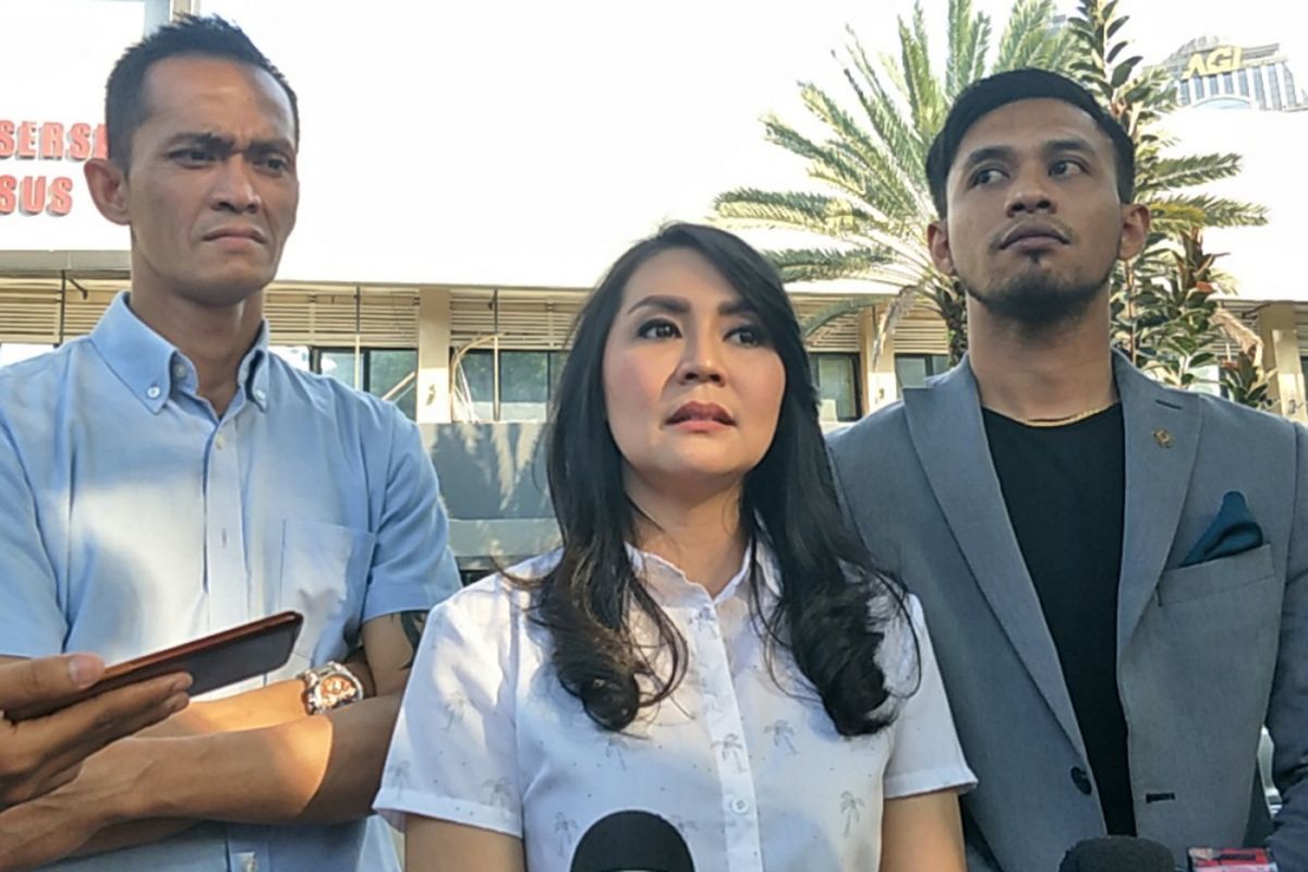 Tessa Kaunang (tengah) didampingi kuasa hukumnya Irsan Gusfrianto (kanan) dan kerabatnya (kiri) menjalani pemeriksaan berkait laporan dugaan pencemaran nama baik terhadap Sandy Tumiwa di Polda Metro Jaya, Jakarta Selatan, Rabu (4/4/2018) sore.