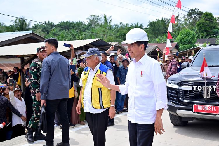 Presiden Joko Widodo meninjau ruas jalan dan di Kalimantan Timur, Jumat (1/3/2024). 