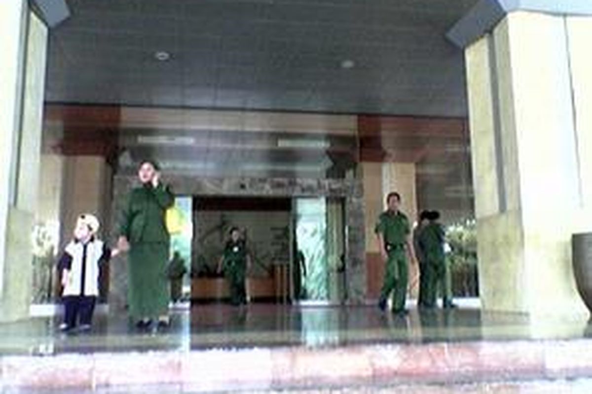 Suasana sepi di Kantor Gubernur DKI Jakarta di Balai Kota Jakarta, Senin (6/10). 