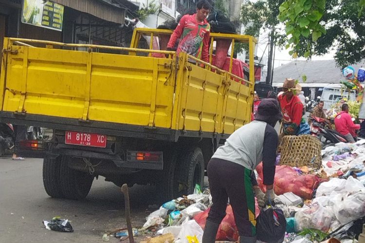 Petugas mengambil sampah di Pasar Babadan Kabupaten Semarang