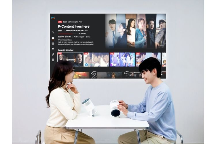 Salah satu keunggulan utama proyektor Freestyle+ adalah desain silinder portabel dengan mekanisme putar 180 derajat. Desain ini memungkinkan pengguna memproyeksikan gambar ke dinding, langit-langit, hingga lantai tanpa perlu dudukan atau aksesori tambahan.
