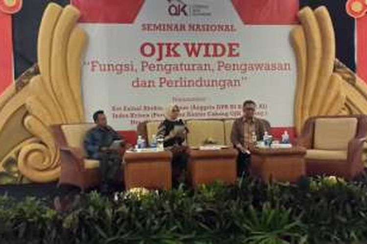 Kepala Kantor OJK Malang, Indra Krisna (kanan) saat menjadi pembicara dalam Seminar Nasional OJK Wide, Fungsi, Pengaturan, Pengawasan dan Perlindungan di Finna Golf, Kabupaten Pasuruan, Senin (4/4/2016) 