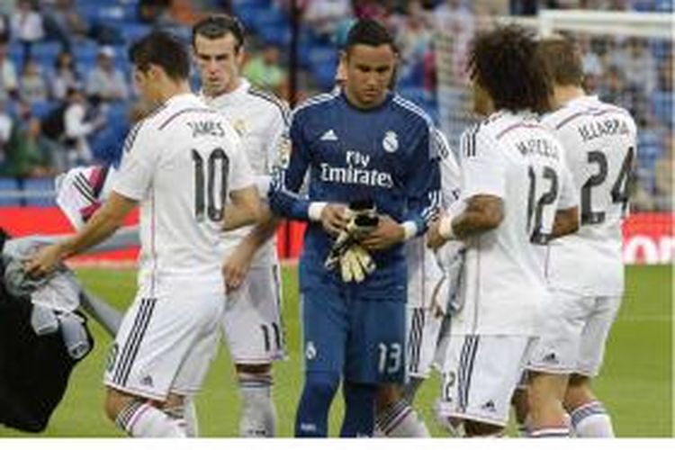 Penjaga gawang Real Madrid, Keylor Navas (tengah), sedang mempersiapkan diri sebelum tampil melawan Elche dalam laga Primera Division di Santiago Bernabeu, Selasa 23 September 2014. Ini menjadi debut resmi Navas bersama Madrid.