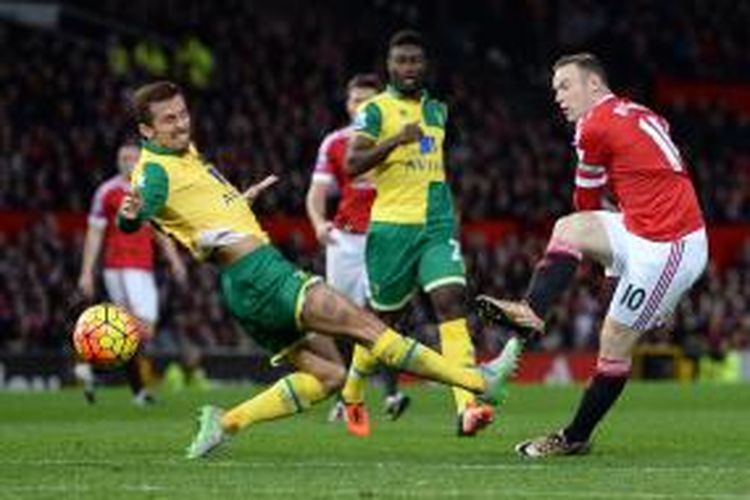 Striker Manchester United, Wayne Rooney (kanan), melepaskan tembakan yang gagal berbuah gol saat melawan Norwich City di Old Trafford pada lanjutan Premier League, Sabtu (19/12/2015). MU kalah 1-2.