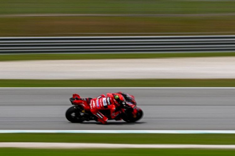 Pebalap Ducati, Francesco Bagnaia, saat menjalani Free Practice 1 MotoGP Malaysia 2023 di Sirkuit Sepang, Jumat (10/11/2023). Artikel ini berisi jadwal MotoGP Malaysia 2023. (Photo by Mohd RASFAN / AFP)