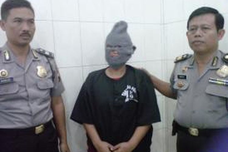 Pelaku pencurian, NH (tengah), saat diperiksa polisi Polres Magelag Kota, Senin (16/9/2013).