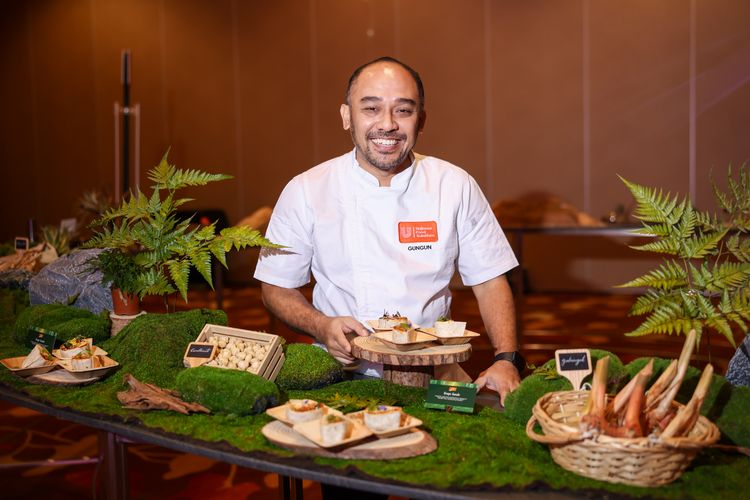 Unilever Food Solutions Executive Chef Gun Gun Hendrayana when presenting Tempe Sando as one of the menus in the Future Menus Report 2024 at Marina Bay Sands, Singapore, Monday (21/10/2024).