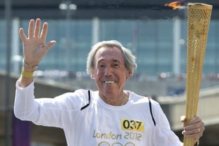 Kiper legendaris timnas Inggris, Gordon Banks, meninggal dunia, Selasa 12 Februari 2019. Foto diambil saat Banks membawa obor Olimpiade di depan Stadion Wembley, London, pada 2012 lalu.