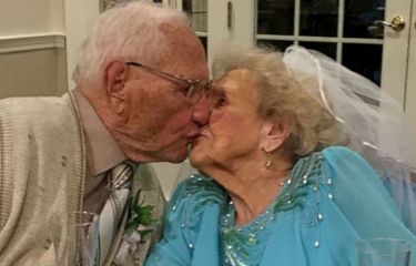 Cinta Tak Kenal Usia, Kakek 100 Tahun Nikahi Nenek 103 Tahun...