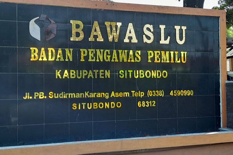 Kantor Bawaslu Kabupaten Situbobdo yang terletak di Jalan PB Sudirman Karang Asem Kabupaten Situbondo Provinsi Jawa Timur.
