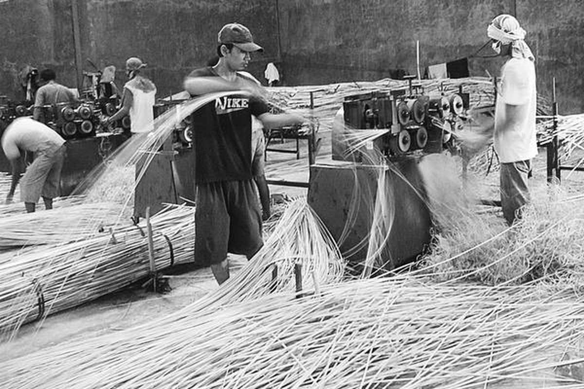 Pekerja mengolah bahan baku rotan  untuk dibuat produk kerajinan di  CV Sumber Sulawesi Jaya, Cirebon, di Jalan Pangeran Antasari, Kecamatan Plumbon, Kabupaten Cirebon, Jabar, Kamis (20/10).