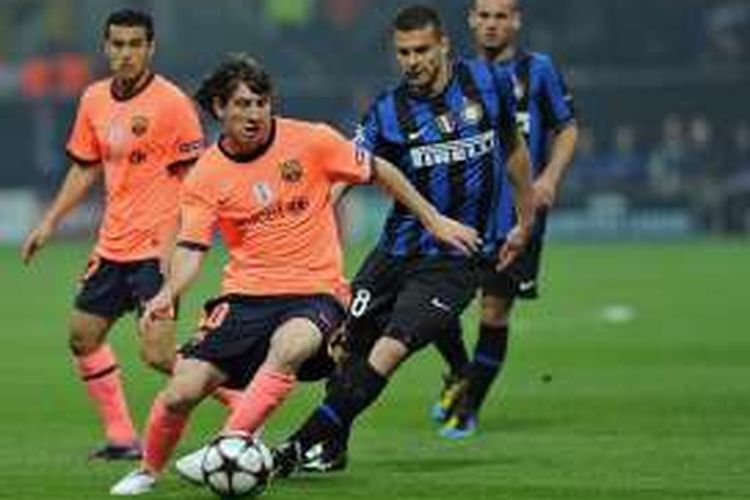 Penyerang FC Barcelona, Lionel Messi (kedua dari kiri), saat tampil melawan Inter Milan dalam laga Liga Champions di Stadion Giuseppe Meazza, 20 April 2010.