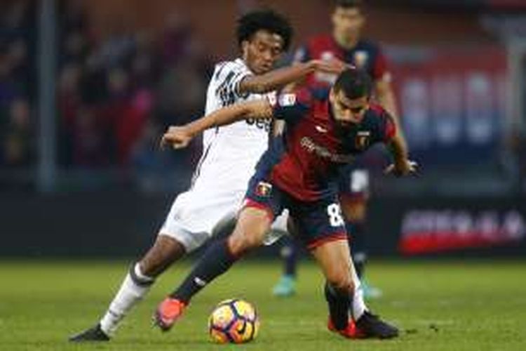 Gelandang Juventus, Juan Cuadrado (kiri), berebut bola dengan gelandang Genoa, Tomas Rincon, dalam pertandingan Serie A pada 27 November 2016. 