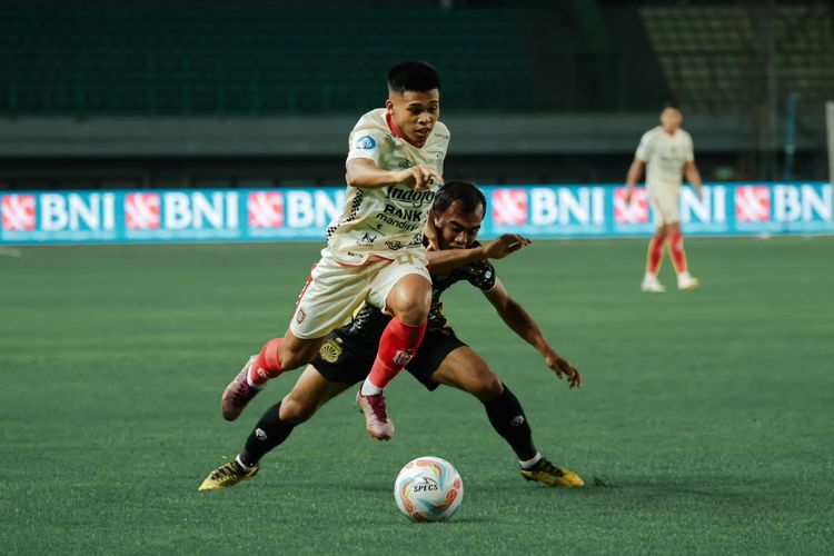 Duel perebutan bola dalam laga pekan ke-15 Liga 1 2023-2024 antara Bhayangkara FC vs Bali United di Stadion Patriot Candrabhaga, Bekasi, Minggu (8/10/2023).