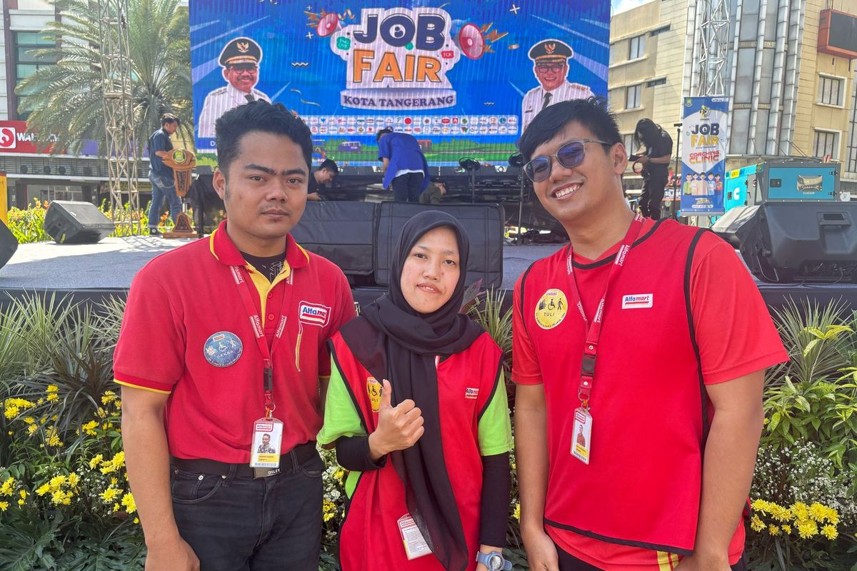 Para peserta Job Fair Kota Tangerang yang sukses berkarier di PT Sumber Alfaria Trijaya.