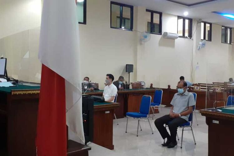 Kedua terdakwa kasus dugaan korupsi pengadaan kendaraan dinas bupati dan wakil bupati Lampung Timur saat sidang vonis di Pengadilan Tipikor Tanjung Karang, Senin (5/4/2021).