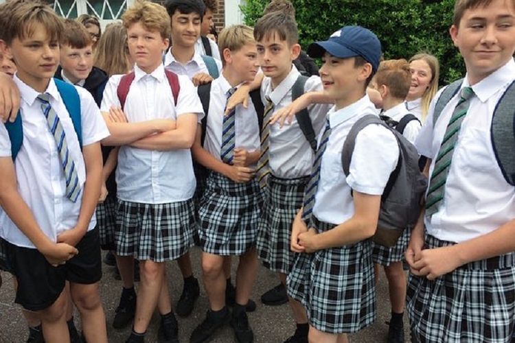 Puluhan murid laki-laki di Exeter, Inggris, memakai rok sebagai protes karena tak diizinkan memakai celana pendek.