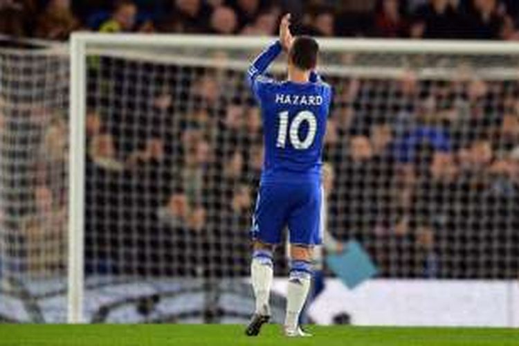 Eden Hazard memberikan tepuk tangan kepada suporter setelah partai Chelsea kontra Watford pada lanjutan Premier League di Stadion Stamford Bridge, 26 Desember 2015.