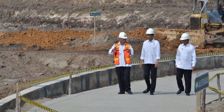 Presiden Jokowi (tengah) sedang berbincang dengan Meneri Pekerjaan Umum dan Perumahan Rakyat (PUPR) Basuki Hadimoeljono (kanan) saat mengecek salah satu proyek insfrastruktur.  