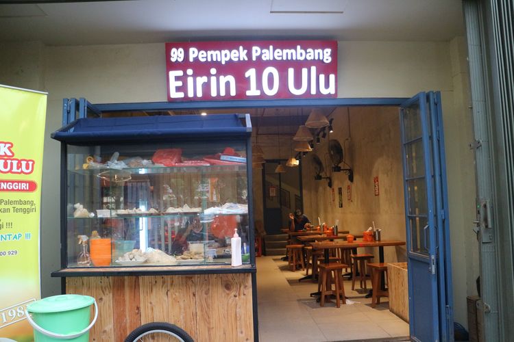 Kedai pempek legendaris Pempek Eirin 10 Ulu yang ada di salah satu sudut Petak Enam.