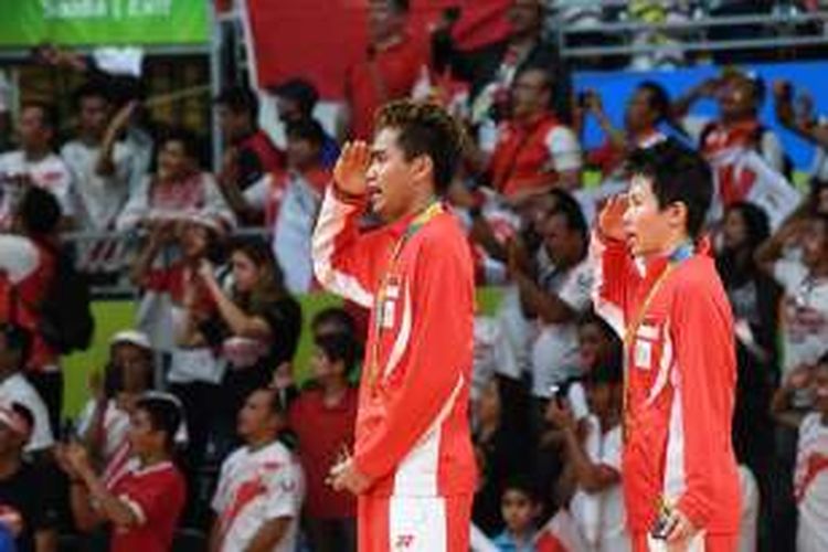 Tontowi Ahmad dan Liliyana Natsir melakukan penghormatan kepada Sang Merah Putih saat Indonesia Raya berkumandang di Olimpiade Rio 2016, Rabu (17/8/2016). 