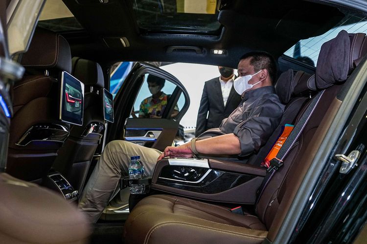 Direktur Utama Garuda Indonesia Irfan Setiaputra berada didalam mobil BMW 730Li M Sport saat peluncuran layanan ''Prestige Service''   di GMF AeroAsia, Tangerang, Jumat (19/6/2021). Maskapai penerbangan nasional Garuda Indonesia dan BMW Indonesia secara resmi meluncurkan program layanan ''The Prestige Service'' yang menghadirkan layanan transportasi premium dari dan menuju bandara internasional Soekarno Hatta.