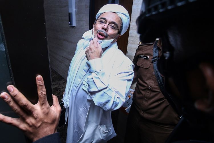 Terdakwa Rizieq Shihab memasuki gedung Bareskrim Polri usai menjalani sidang tuntutan di Jakarta, Kamis (3/6/2021). Pada sidang tersebut JPU menuntut Rizieq Shihab pidana penjara selama enam tahun untuk kasus tes usap RS UMMI, Bogor. ANTARA FOTO/Rivan Awal Lingga/wsj.