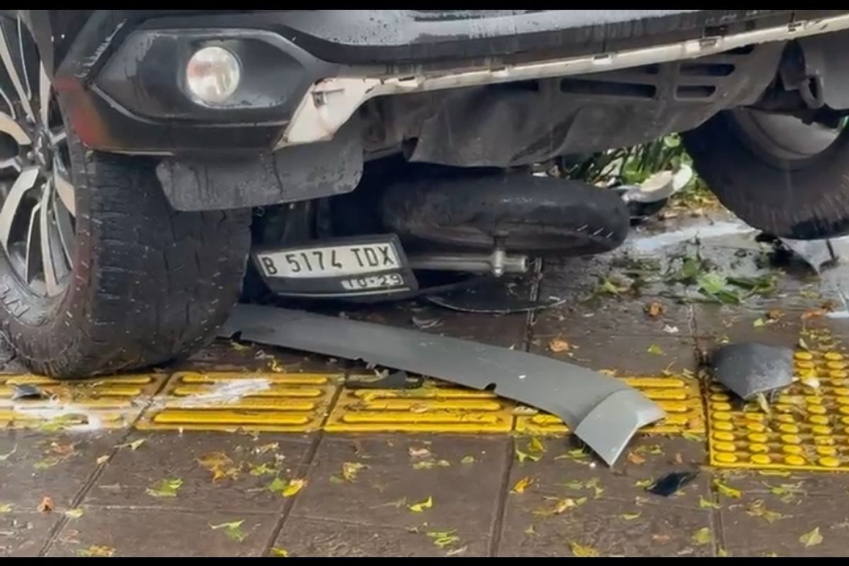 Kecelakan mobil dan motor di Rawamangun, Pulogadung, pengemudi tewas, Kamis (4/12/2025).