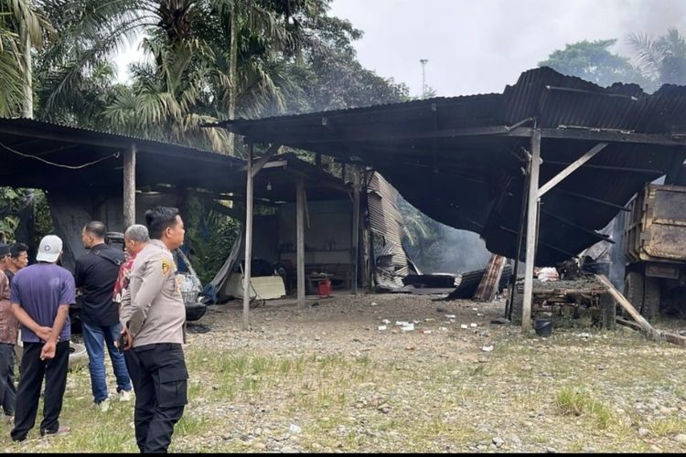 Gudang dan truk dibakar massa mengamuk akibat pencurian buah sawit di Kabupaten Mukomuko, Bengkulu, Jumat (24/10/2025). (Dok, Polres Mukomuko).