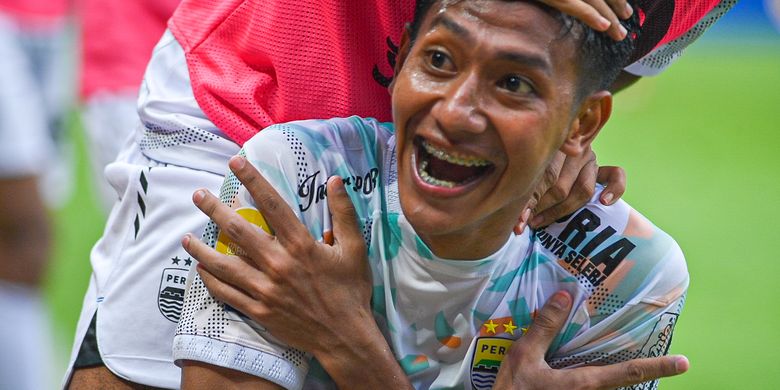 Selebrasi gelandang Persib Bandung Beckham Putra saat terjadi gol kedua yang dicetak David da Silva ke gawang Persija Jakarta pada laga pekan ke-23 Liga 1 2024-2025, Minggu (16/2/2025) di Stadion Patriot Candrabhaga, Kota Bekasi. 