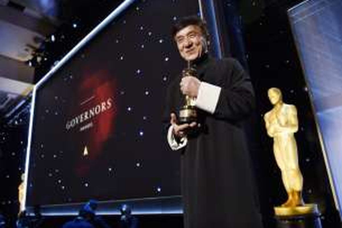 Aktor Jackie Chan berfoto bersama Piala Oscar kehormatan yang diterimanya pada acara Governors Awards di Dolby Ballroom, Los Angeles, California, Sabtu (12/11/2016).