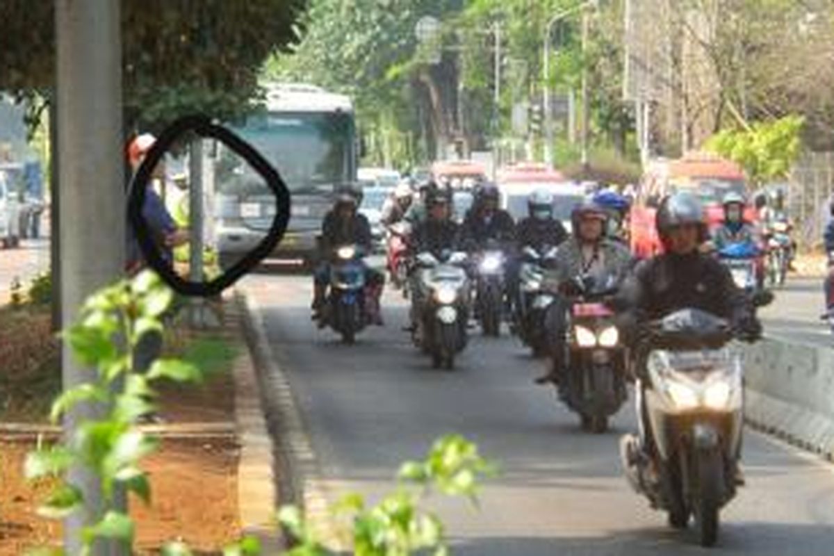 Sejumlah pengguna sepeda motor menerobos busway di perempatan Ragunan, Jakarta Selatan, Senin (16/11/2015). Polisi yang bertugas di titik itu membiarkan kendaraan pribadi melewai jalur yang seharusnya steril itu.