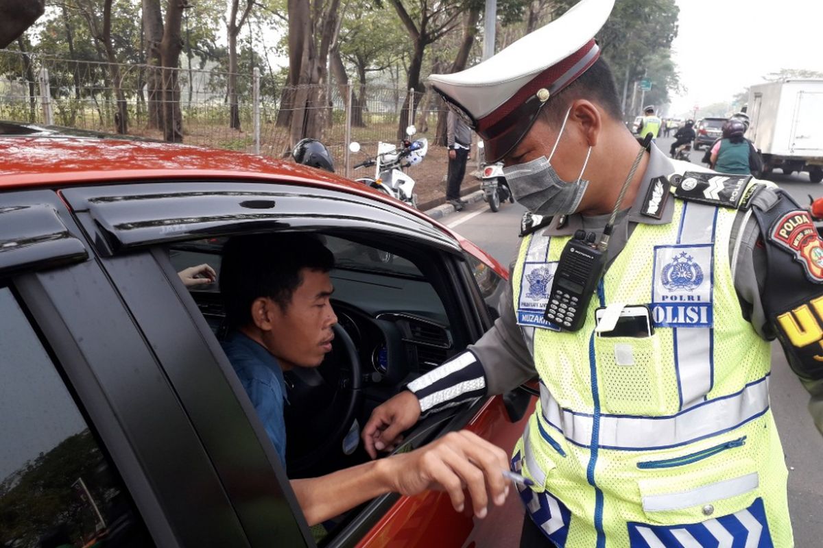 Carito saat ditilang polisi di Jalan Benyamin Sueb, Jakarta Utara, karena melanggar aturan ganjil-genap, Rabu (1/8/2018).