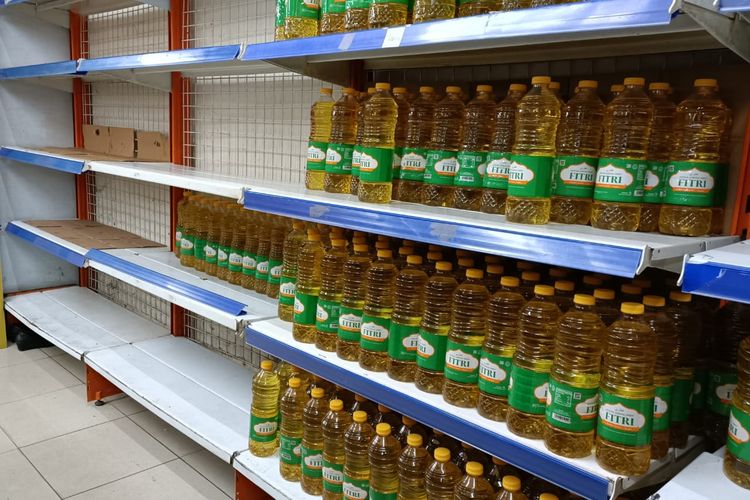 Stok minyak goreng kemasan 1 Liter dengan merek Fitri yang ditemukan di salah satu swalayan di Kota Bekasi. Diketahui, minyak goreng kemasan tersebut dijual dengan harga Rp 23.195 untuk satu botolnya. (KOMPAS.com/Joy Andre T). 