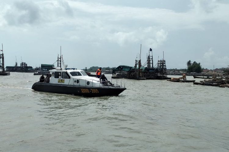 Kapal polisi di kawasan tambang laut Toboali, Bangka Selatan, Rabu (7/10/2020).