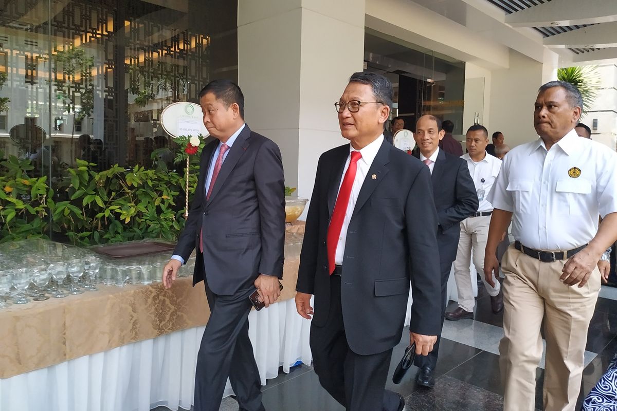 Menteri Energi dan Sumber Daya Mineral (ESDM) Arifin Tasrif (kiri) dan Ignasius Jonan (kanan) memberikan keterangan usai proses serah terima jabatan (Sertijab) di Ruang Sarulla, Gedung Chairul Saleh, Kementerian ESDM, Jakarta, Rabu (23/10/2019).