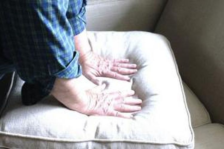 Sama seperti mobil dan barang-barang mahal lain yang Anda milik, sofa pun perlu Anda rawat. Berikut ini cara mudah merawat sofa Anda.