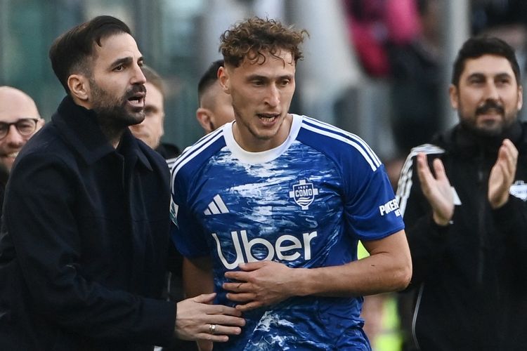 Bek Como, Mergim Vojvoda, merayakan gol pertama timnya bersama pelatih Cesc Fabregas pada laga Serie A Italia antara Juventus dan Como di stadion Allianz di Turin pada 21 Februari 2026.