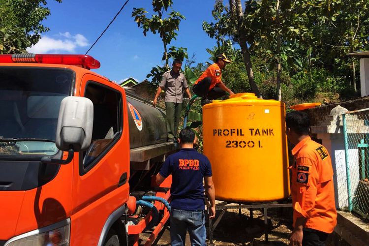 Petugas BPBD Magetan saat menyuplai air bersih ke pemukiman warga. 